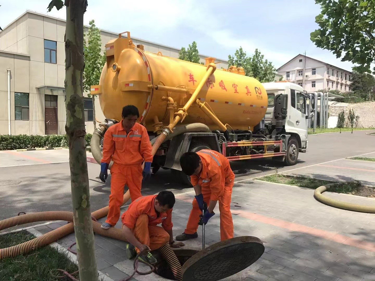 和布克赛尔管道疏通车停在窨井附近