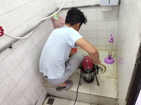 和布克赛尔管道堵塞冒臭气 专业师傅现场解决问题