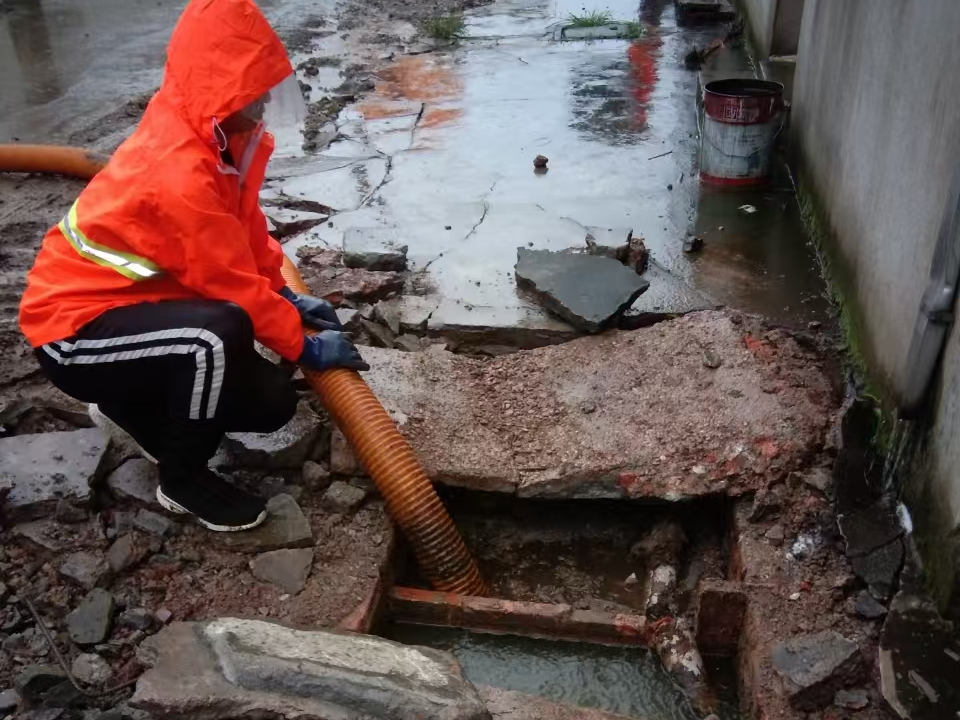 和布克赛尔专业清理污水池 炜誉市政以规范流程守护城市 “肠道”